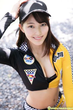 在车内揉搓她的双乳